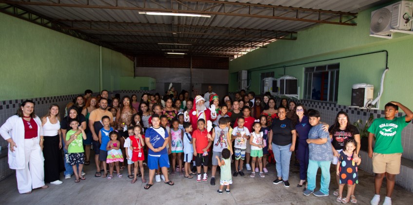 Volta Redonda: Papai Noel visita crianças com autismo atendidas pelo projeto Laço Azul
